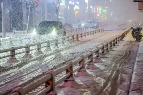 全国多地迎入秋后首场降雪，市民出行需要注意些什么？