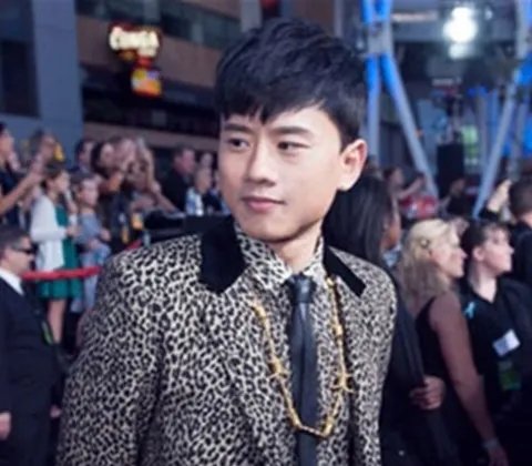 张杰mama颁奖典礼获奖 网友掀起吐槽大战