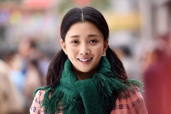 殷桃的嘴为什么一直是破的 她嘴上的痣越来越大了