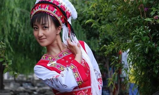 宣传画中白族姑娘衣着不当,对此大理政府有何回应?