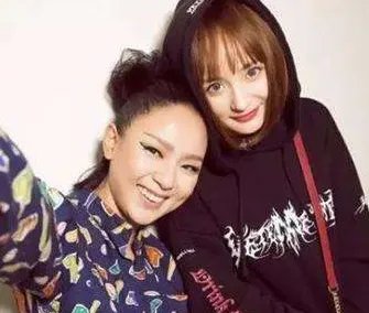 杨幂和周笔畅的关系似乎很好，是因为杨幂粉周笔畅吗?