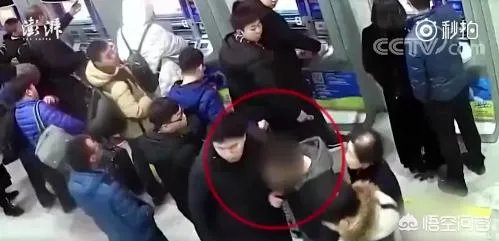 长春一男子火车站有偿插队代买票：每张20元，这是否违法，你怎么看？