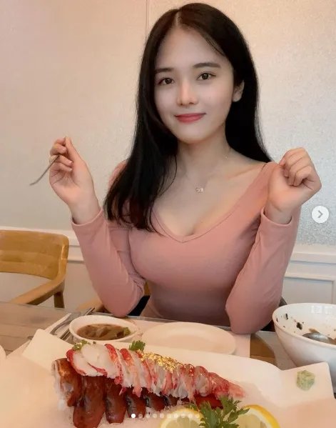 想被治疗！南韩清纯小护士YuJu：工作服下的白皙欧派！