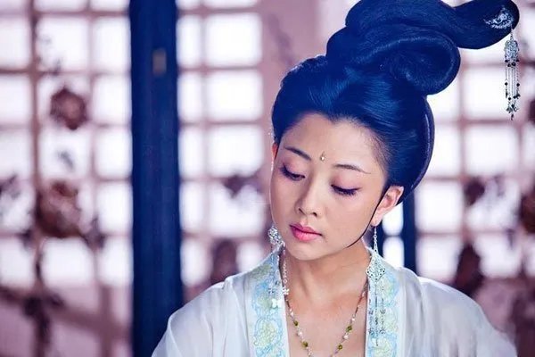 殷桃的嘴为什么一直是破的 她嘴上的痣越来越大了