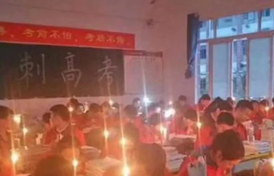 考试时停电高三生开台灯淡定答题