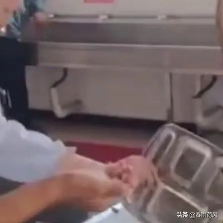 军训教官手抓学生剩饭当场吃掉，对此你有什么感想？