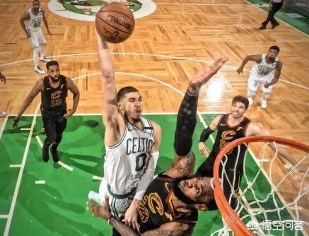 东决抢七大战中塔图姆隔扣詹姆斯之后顶撞了一下詹姆斯，为何双方并没有起冲突？