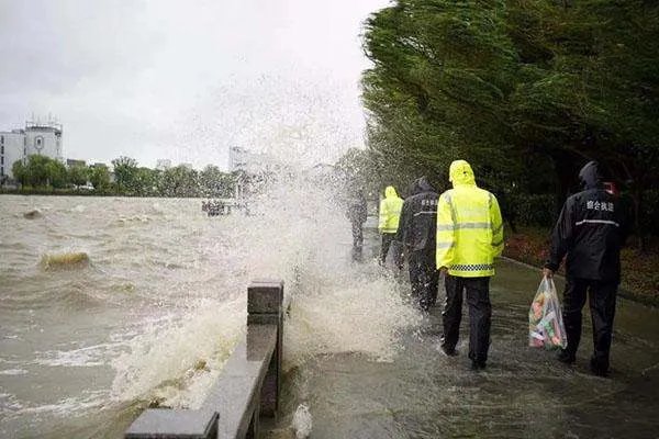 “梅花”奔袭江浙沪：多地狂风大浪，对哪些方面有不利影响？