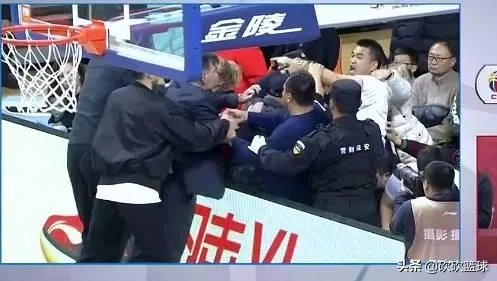 你如何看待江苏男篮主教练推搡球迷事件?当时发生了什么?