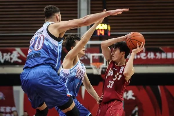 伊恩·克拉克与新疆男篮俱乐部签约后，新疆队实力如何？能否与广东一战？