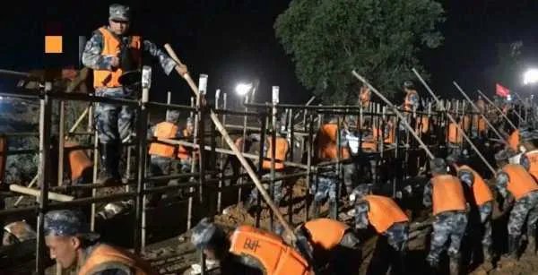 上千名空降兵封堵了哪里的200米河堤决口？