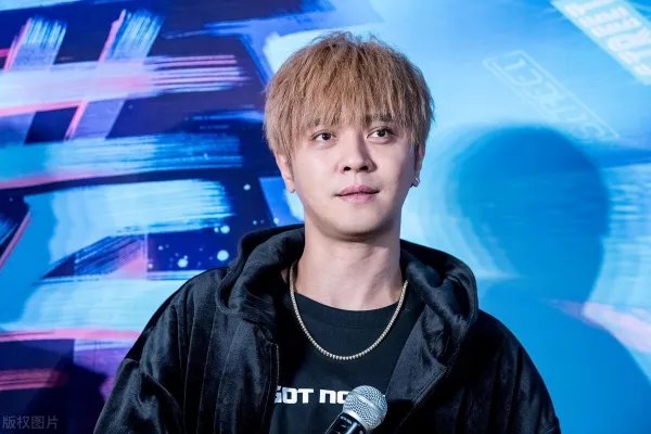 罗志祥深夜现身黄鸿升灵堂：我来看你了，这是真友谊吗？