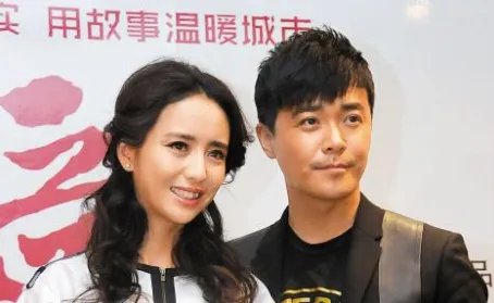 陈思诚带儿子看佟丽娅演出，一脸发福油腻相抢眼，儿子首曝光，你觉得像谁？