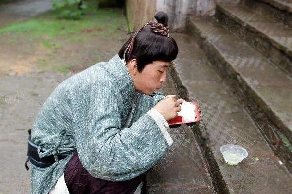 横店群演收费标准由100升至120元，120块的活在横店多吗？