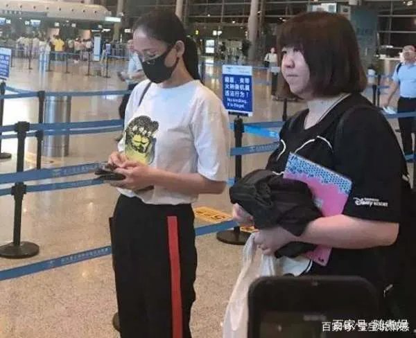 陈乔恩素颜赶飞机，原来发际线这么高！网友：感觉不是一个人，你怎么看？