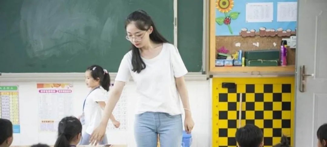 大学老师硬核喊停教室外施工，对于老师的做法你赞同吗？