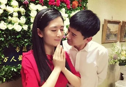 何炅为张杰庆生友情好   华语天王生日场面宏大