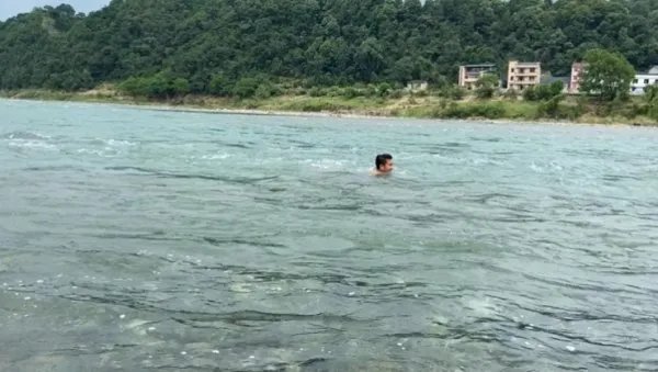 16岁女孩湍流中连救两名男子，事情的经过是怎样的？