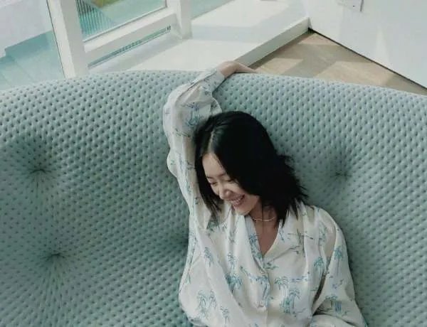 牛仔短裤配上什么衬衣，让刘雯看起来很有气质？