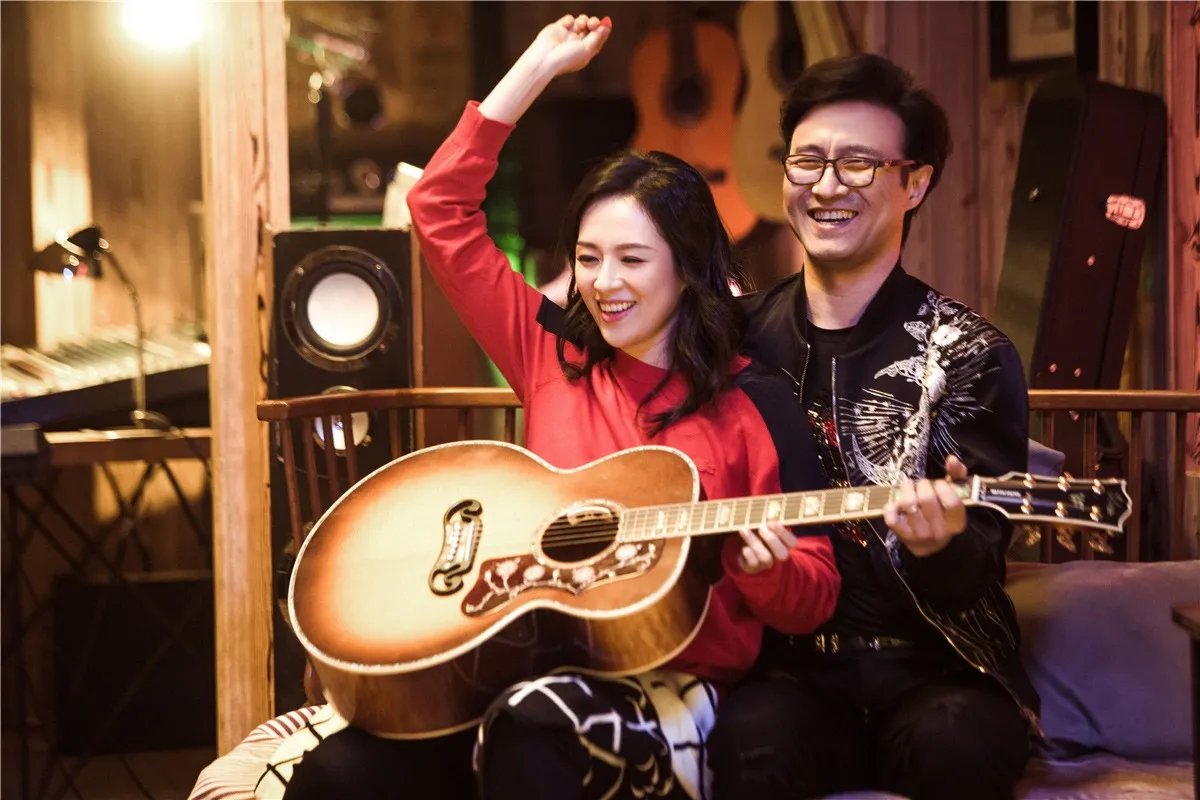 章子怡探班汪峰，两人片场撒狗粮，你觉得他们这对般配吗？