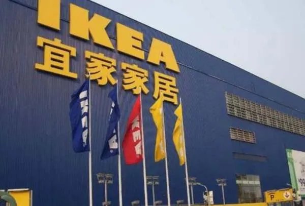 青岛宜家一男两女互殴，事情起因究竟为何？