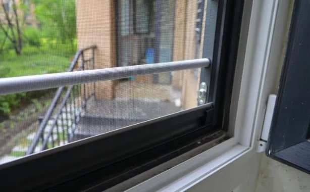 纱窗装里面还是外面