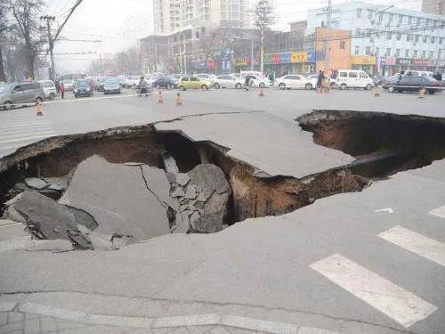 重庆武隆人行道垮塌行人掉入坑中是怎么回事？