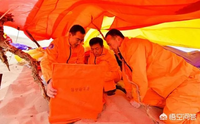 我国组织航天员沙漠野外生存训练，航天员在返回地面后和得到地面支援前可能遭遇哪些危险？