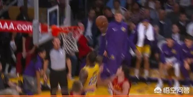 詹姆斯扣篮被犯规，为什么解说员说步行者队不解风情，当时情况如何？你怎么看？