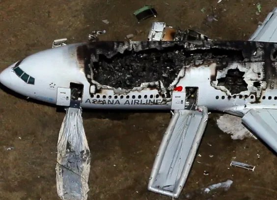 美国洛杉矶一架小型飞机坠毁，坠机原因是什么？