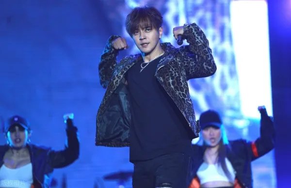 罗志祥深夜现身黄鸿升灵堂：我来看你了，这是真友谊吗？