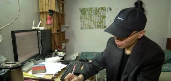 长沙一男子蜗居在8平方房内21年写《红楼梦》，他为何这么做？