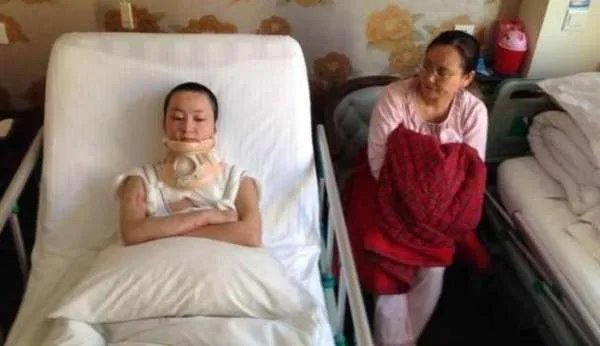 16岁少女曾因拒绝官二代追求，被其泼硫酸毁容，如今过得怎么样？