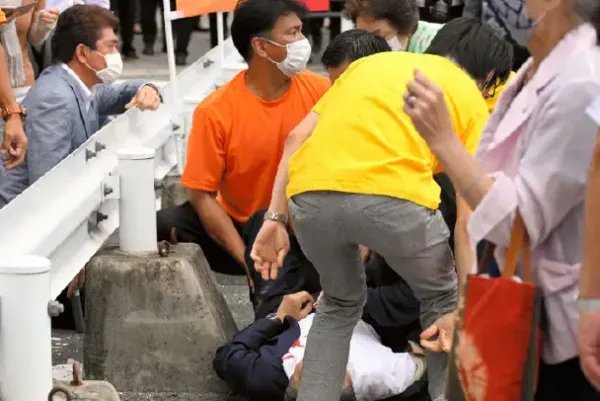 日媒：安倍遭枪击现场有22人负责警备，此事暴露出了哪些问题？