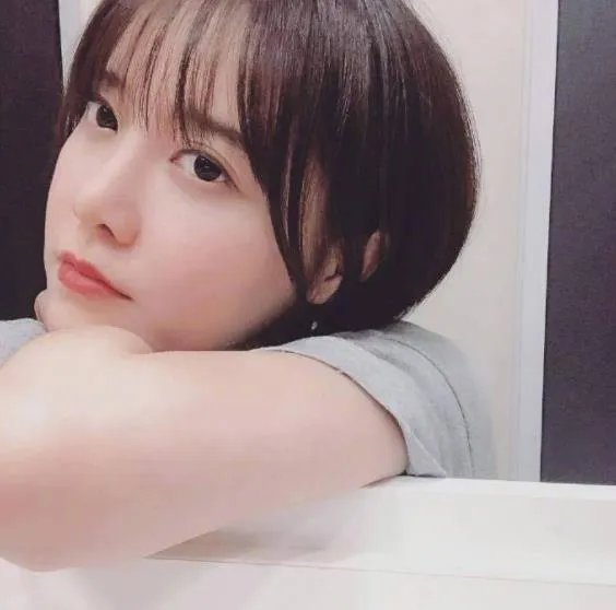 具惠善短发造型嫩如学生妹：谁能看出这是34岁的女人