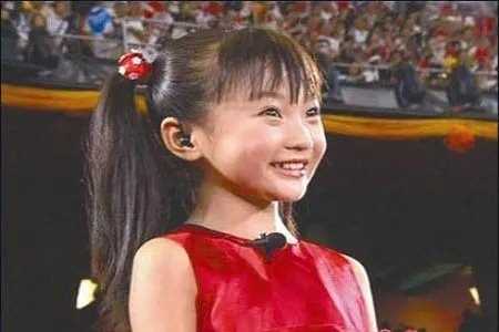 林妙可吸烟陪酒照片遭疯传 性感比基尼照胸部引围观