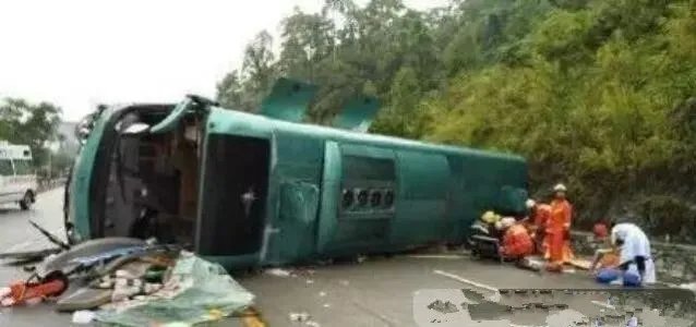 广西一辆大巴侧翻人员伤亡情况如何？