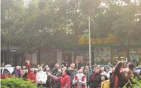 西安一小区天降百元大钞，钱是怎么被扔下来的？