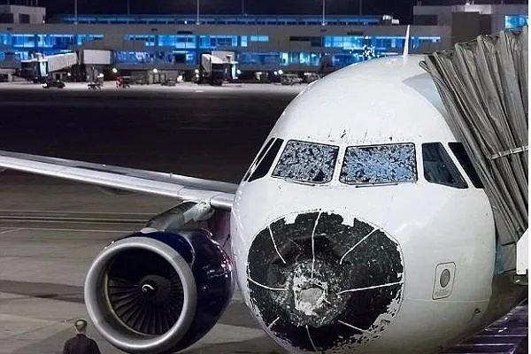 民航客机的驾驶舱玻璃脱落，对飞机安全的影响有多大？