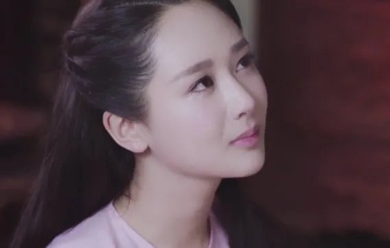 杨紫深夜戴鱼头面具喝水引热议，出道多年的她，为何偏偏要走搞笑路线？