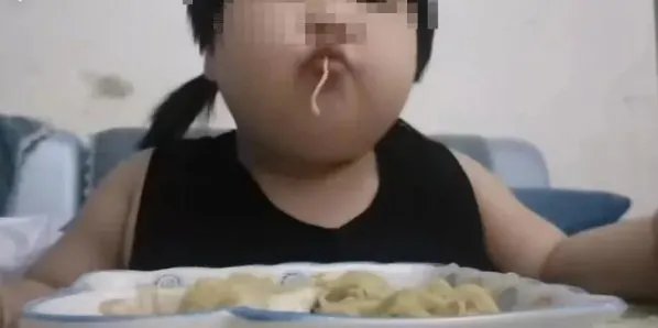 把三岁女孩喂到70斤的家长是出于什么目的？