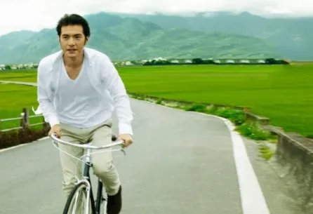 前空姐在飞机上向金城武求签名，后被其投诉打扰休息，金城武人品怎样？