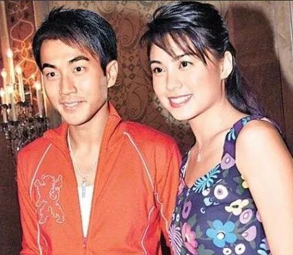 霍建华赵丽颖机场照曝光   扒明星新欢旧爱狗血恋情