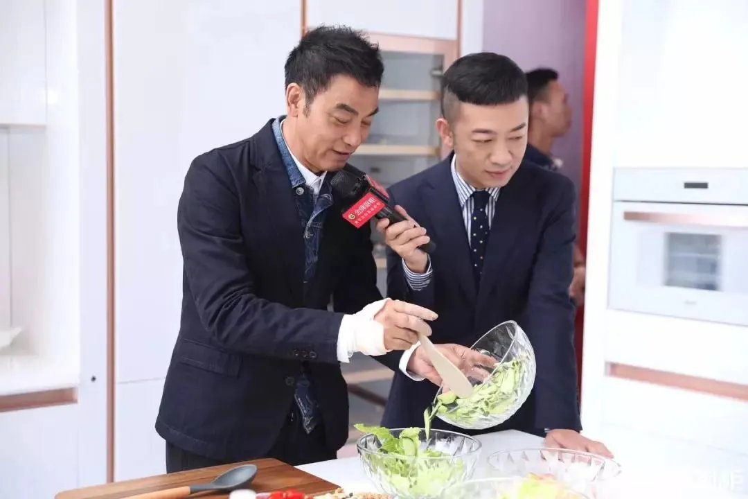 遇袭康复期的任达华状态如何?直击金牌厨柜兴义站了解详情！