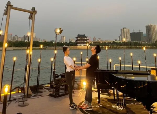 吉娜晒与郎朗合照秀恩爱，夫妻俩浪漫牵手，两人的状态如何？