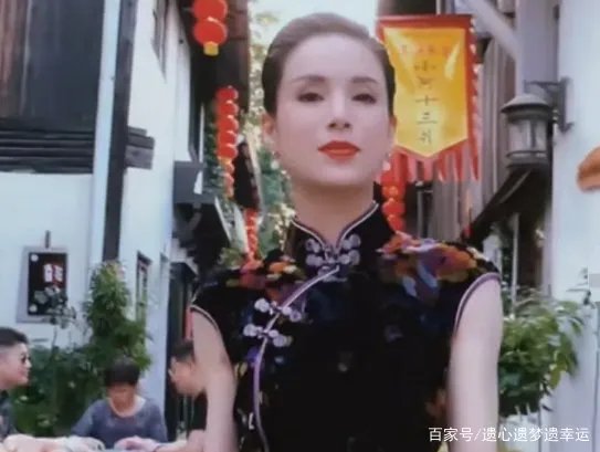 李若彤穿旗袍大秀身材，肌肉线条太吸睛，曾因抑郁症拼命健身，你怎么看？