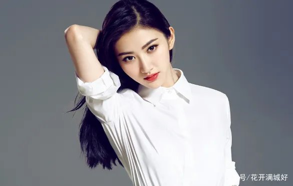 成龙不敢碰她，甄子丹想搂没搂到，王思聪不敢撕，却被任嘉伦吻了，她是谁？