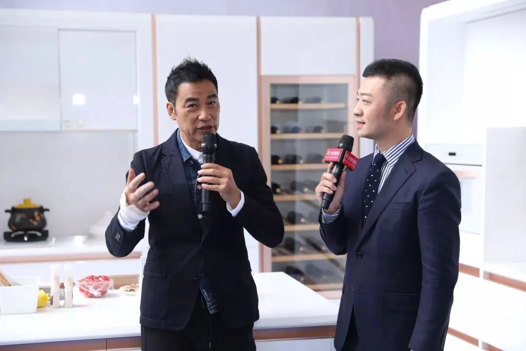 遇袭康复期的任达华状态如何?直击金牌厨柜兴义站了解详情！