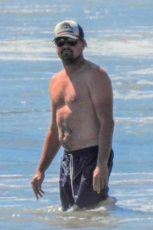 小李子携女友和家人海边度假 赤果上身大秀肥肚腩！