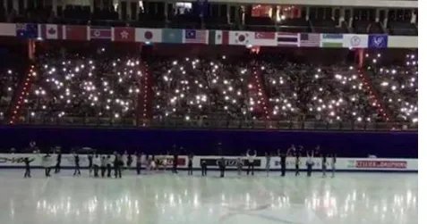 观众手机照亮赛场是怎么回事？